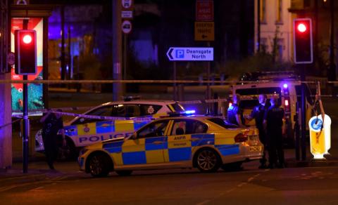 Des voitures de police bouclent le quartier près du concert d'Ariana Grande à Manchester. Photo AFP