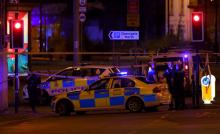 Des voitures de police bouclent le quartier près du concert d'Ariana Grande à Manchester. Photo AFP